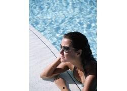 美女趴泳池生活照,美女们的欢乐时光